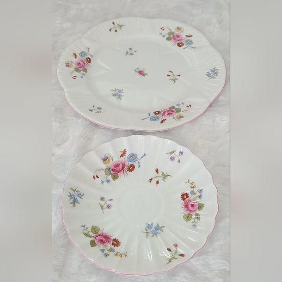 Shelley England Rose and Red Daisy Fine Bone China Cup, Saucer, Cake Plate - Picture 10 of 14